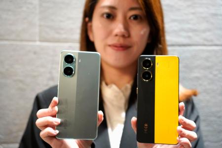 　小米科技（シャオミ）のスマホ「ＰＯＣＯ　Ｘ７　Ｐｒｏ」＝１２日午後、東京都港区