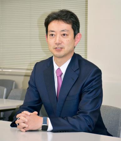 　記者団の取材に応じる千葉県の熊谷俊人知事＝１２日午後、千葉市