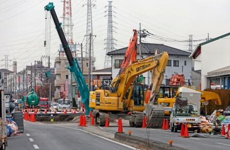 　道路陥没事故の現場周辺＝１２日午後、埼玉県八潮市