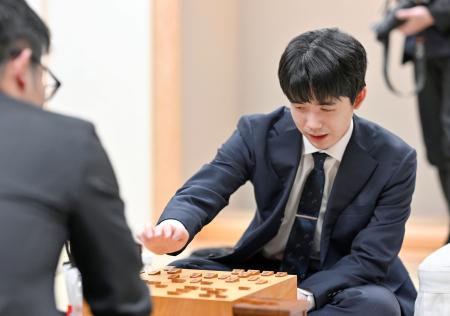 　将棋の第１０期叡王戦本戦トーナメントの準々決勝で戸辺誠七段（左）を破り、対局を振り返る藤井聡太七冠＝１２日午後、東京都渋谷区の将棋会館