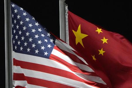 　米国と中国の国旗＝２０２２年２月（ＡＰ＝共同）