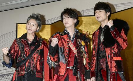 　解散する「ＫＡＴ―ＴＵＮ」の（左から）上田竜也さん、亀梨和也さん、中丸雄一さん＝２０１８年