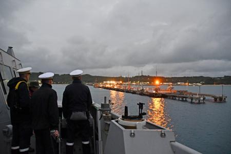 　沖縄県うるま市の米海軍施設ホワイトビーチに接岸するため、フランス空母打撃群のフリゲート艦を操縦する艦長ら＝１３日午前