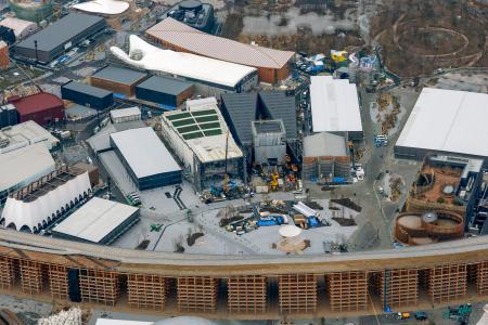 　パビリオンなどの建設が進む大阪・関西万博の会場＝１２日、大阪市此花区の夢洲