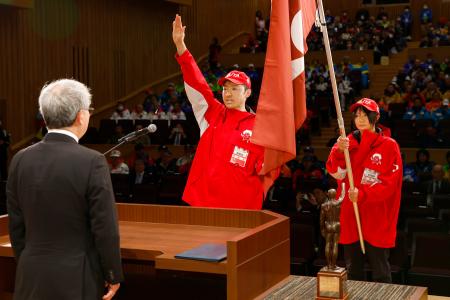 　国民スポーツ大会冬季大会スキー競技会の開始式で宣誓する秋田の田中聖土（中央）＝１３日、秋田県鹿角市