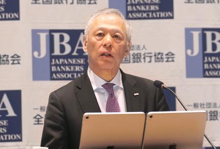 　記者会見する全国銀行協会の福留朗裕会長＝１３日午後、東京都千代田区