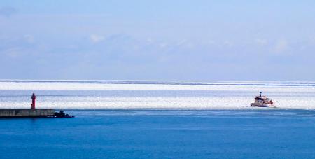 　北海道紋別市に接岸した流氷＝１４日午前（同市提供）