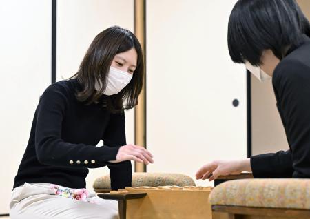 　将棋の第５期白玲戦・女流順位戦Ａ級で対局に復帰し、勝利した福間香奈女流五冠＝１４日午後、大阪府高槻市の関西将棋会館