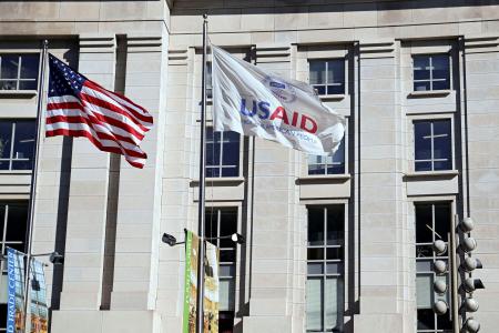 　米国際開発局のビルと旗（ＵＳＡＩＤ）（ロイター＝共同）