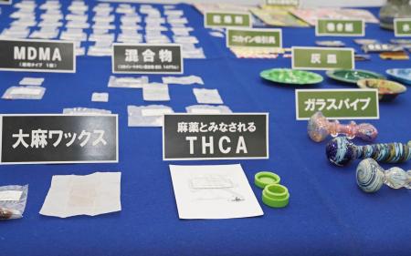 　関東厚生局麻薬取締部が押収した「みなし麻薬」のＴＨＣＡなど＝１４日午後、東京都千代田区