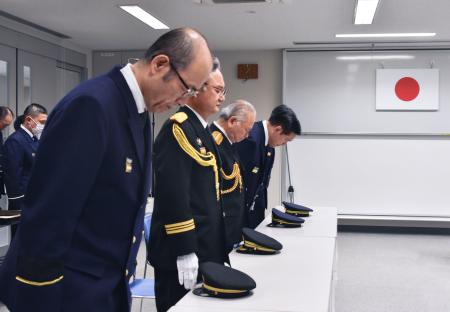 　殉職した稲垣寿さんの顕彰状贈呈式で、黙とうする石川県輪島市の坂口茂市長（手前）ら＝１４日午後、輪島市