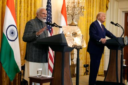 　１３日、米ホワイトハウスで記者会見するインドのモディ首相（左）とトランプ米大統領（ＡＰ＝共同）