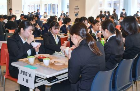 　警視庁警察学校の食堂で食事をする入庁予定者ら＝１５日正午ごろ、東京都府中市