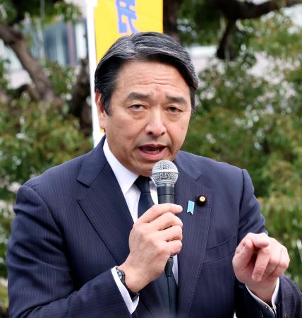 　大分市で街頭演説する国民民主党の榛葉幹事長＝１５日午後