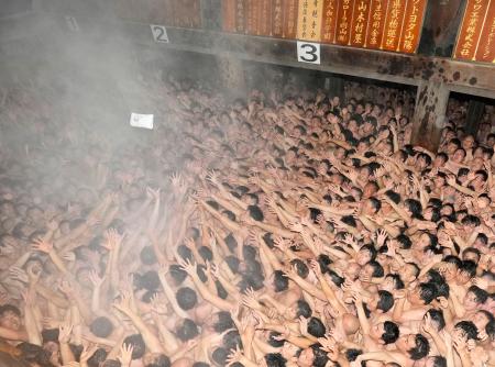 　「西大寺会陽」で、投下された宝木を奪い合う男たち＝１５日夜、岡山市東区の西大寺観音院