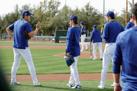 　言葉を交わすドジャースの（左から）大谷、山本、佐々木＝グレンデール（共同）