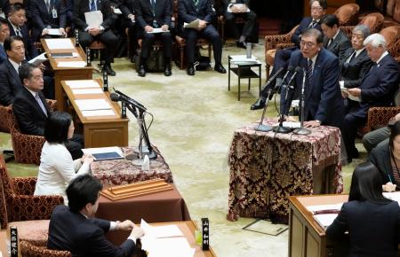 　衆院予算委の集中審議で答弁する石破首相（右）＝１７日午前