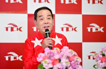 　引退記者会見をする的場文男騎手＝１７日、東京都品川区の大井競馬場