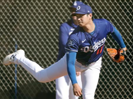 　ブルペンで投球するドジャース・大谷＝グレンデール（共同）