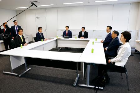 　会談に臨む自民、公明、日本維新の会の３党政調幹部ら＝１９日午前、国会