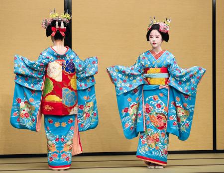 　祇園甲部の歌舞練場で披露された「都をどり」の衣装＝１９日午前、京都市東山区