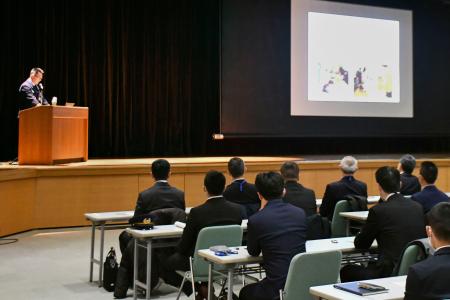 　東京消防庁が開いた若手職員向けの講演会＝１９日午前、東京都渋谷区の同庁消防学校