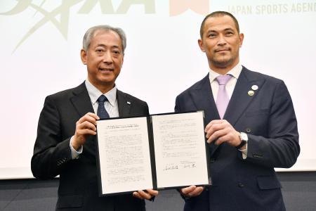 　ＪＡＸＡとの連携協定に調印し、山川宏理事長（左）と写真に納まるスポーツ庁の室伏広治長官＝１９日午前、東京都内