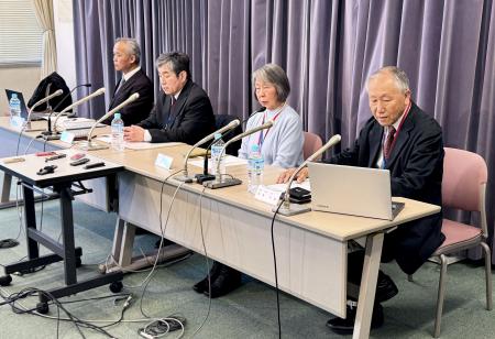 　記者会見する「硫黄島帰島促進協議会」の麻生憲司会長（左から２人目）と土屋時子理事（同３人目）＝１９日午後、東京都内