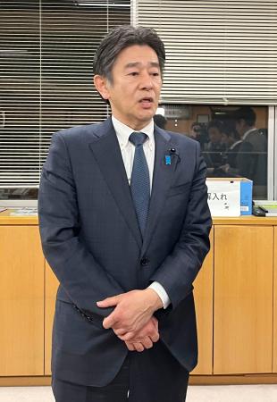 　取材に応じる岸口実兵庫県議＝１９日午後、兵庫県庁