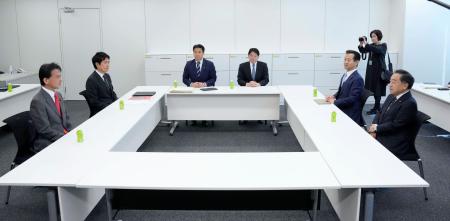 　会談に臨む自民、公明、日本維新の会の政調会長ら＝２０日正午ごろ、国会