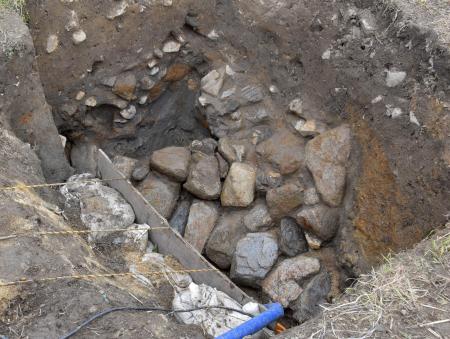 　マバカ古墳のくびれ部の表面に置かれた葺石＝１９日、奈良県天理市