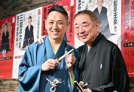 　写真に納まる七代目を襲名した三遊亭円楽さん。右は父好楽さん＝２０日午後、東京都千代田区