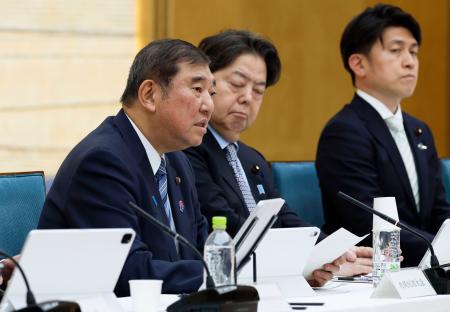 　デジタル行財政改革会議で発言する石破首相（左）＝２０日午後、首相官邸