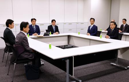 　協議に臨む自民、公明、日本維新の会の３党政調会長ら＝２０日夜、国会