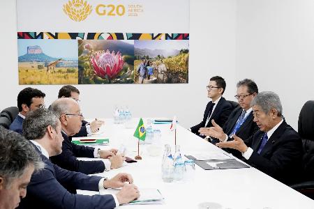 　ブラジルのビエイラ外相（左手前から３人目）と会談する岩屋外相（右手前）＝２０日、南アフリカ（外務省提供）