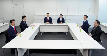 　会談に臨む自民、公明両党と日本維新の会の政調幹部ら＝２１日午前、国会