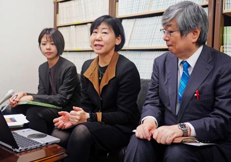 　第２回口頭弁論を終え、記者会見する原告代理人の小竹広子弁護士（中央）ら＝２１日午前、名古屋市