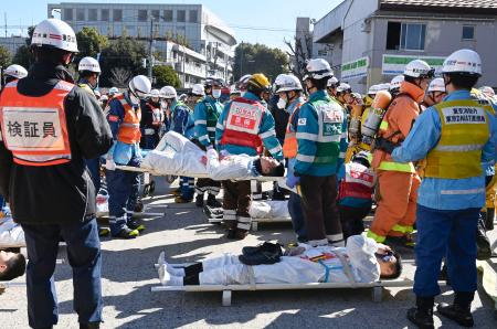 　地下鉄車内で化学物質がまかれたとの想定で行われた、東京消防庁や警視庁などによるＮＢＣ災害総合訓練＝２１日午前、東京都渋谷区