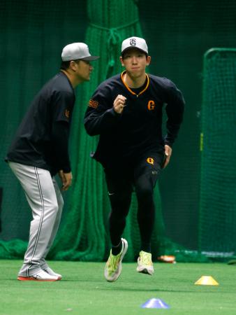 　ウオーミングアップする巨人・戸郷。左は田中将＝那覇