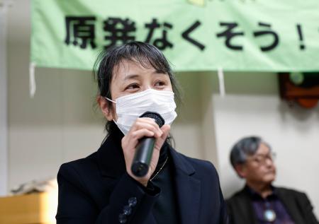 　九州電力川内原発運転差し止め訴訟の判決後に記者会見する原告団長の森永明子さん＝２１日午後、鹿児島市