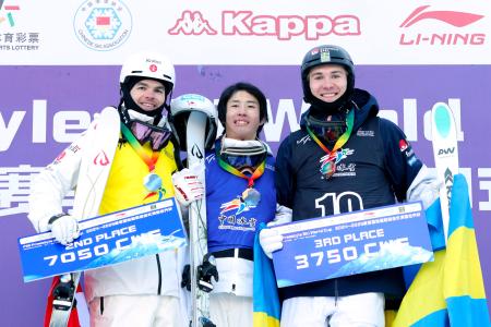 　モーグルＷ杯第１１戦で優勝した堀島行真（中央）＝北大湖（ｔａｒｏ．ｔａｍｐｏ／ＦＩＳ提供）