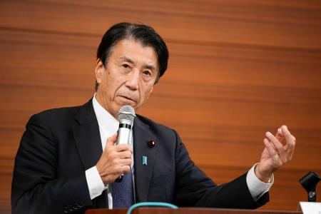 　共同通信加盟社論説研究会で講演する斎藤健前経産相＝２１日午後、東京都港区