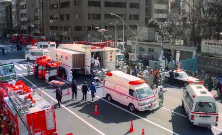 　地下鉄築地駅前で救護活動を行う救急隊員ら＝１９９５年３月２０日、東京都中央区