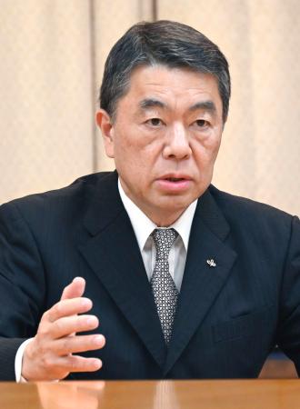 　インタビューに答える宮城県の村井嘉浩知事