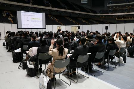 　就活イベントのセミナーに参加する学生ら＝５日、さいたま市