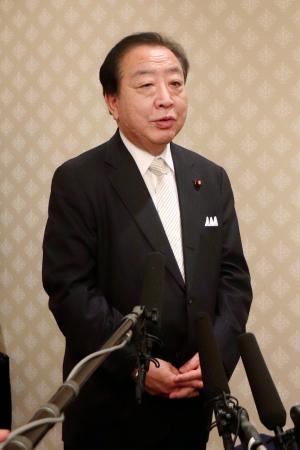 　記者団の取材に応じる立憲民主党の野田代表＝２２日午後、長野市