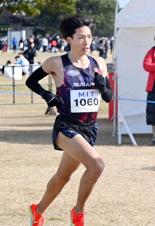 　男子で優勝した三浦龍司＝福岡市海の中道海浜公園