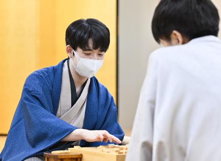 　将棋の第５０期棋王戦コナミグループ杯５番勝負第２局で増田康宏八段（右）を破り、対局を振り返る藤井聡太棋王＝２２日午後、金沢市の北國新聞会館