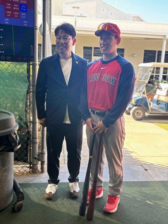 　レッドソックス・吉田（右）と並ぶ野球日本代表の井端監督＝フォートマイヤーズ（共同）