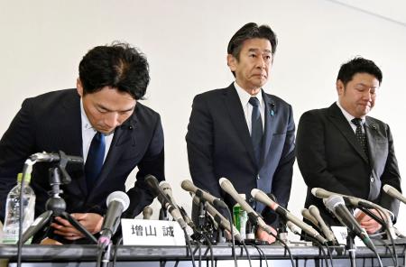 　記者会見に臨む維新の兵庫県議（左から）増山誠氏、岸口実氏、白井孝明氏＝２３日午後、神戸市中央区